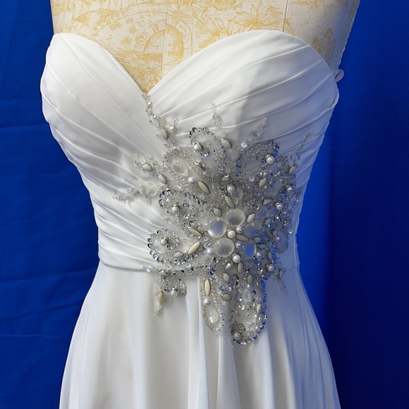 White strapless evening gown, could be used for a wedding (416) - Picture 2 of 5
